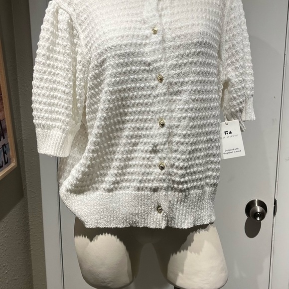 White Textured Knit Blouse with 3/4 Sleeves - Picture 3 of 12
